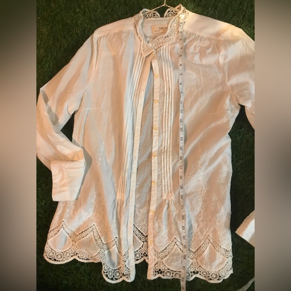 EMBROIDERED ESSENTIAL!!!! Prettiest white button-up classic - Picture 5 of 6